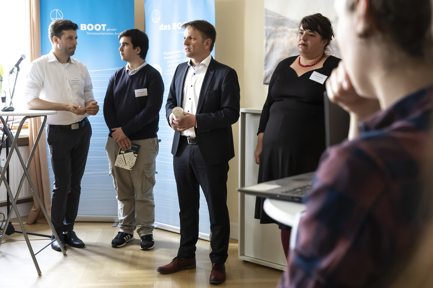 Besuch im PSZ Dresden mit Staatssekretär Sebastian Vogel, Katja Eisenkolb und Projektteilnehmern